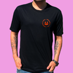 Camiseta unissex estampada preta com estampa "Kindness Is Cool" em laranja