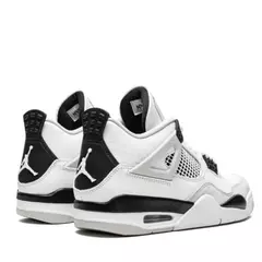 Air Jordan 4 Retro Military Black en internet