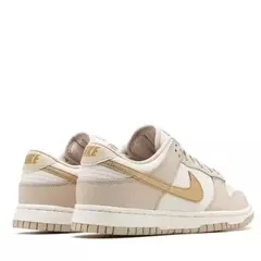 Nike Dunk Low Gold Swoosh en internet