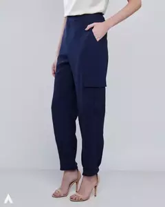 Calça cargo em crepe com detalhe na barra AR