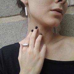 anillo de diseño plateado