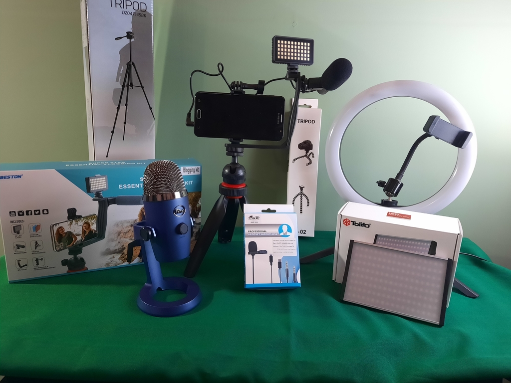 Kit Video Streaming Microfono Para Celular Tripode Luz Led Color Negro