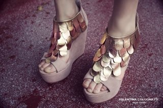 Zapatos de novia. Sandalias de plataforma con detalles de pétalos. VALENTINA COLUGNATTI REAL SHOES. 100% Cuero.