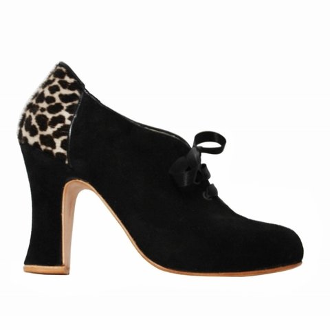Zapatos de mujer con ribete de cuero de cabritilla color negro. Detalle talón con pelo. 100% Cuero. VALENTINA COLUGNATTI REAL SHOES