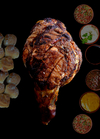 PERNIL GRANDE DE CERDO + SALSAS & PANES | COMEN 25 | PICAN 50 | $ 6200 POR PERSONA