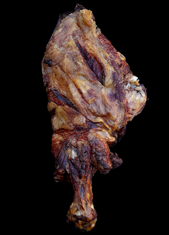 PERNIL DE TERNERA EN TABLA | COMEN 15 | PICAN 30 | $ 11300 POR PERSONA