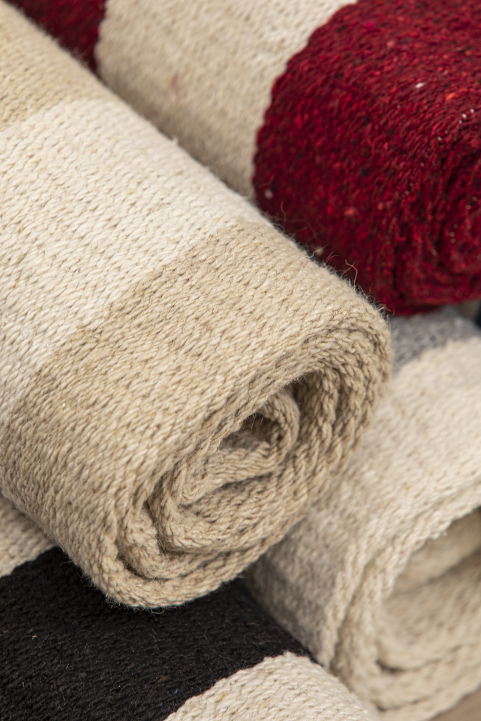 Trama antideslizante para alfombras por metro  Alfombras de pompones,  Alfombras de lana, Telar para alfombras