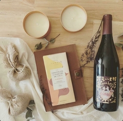 Set de Regalo con Vino Orgánico, Agenda de Eco Cuero y Chocolate - comprar online