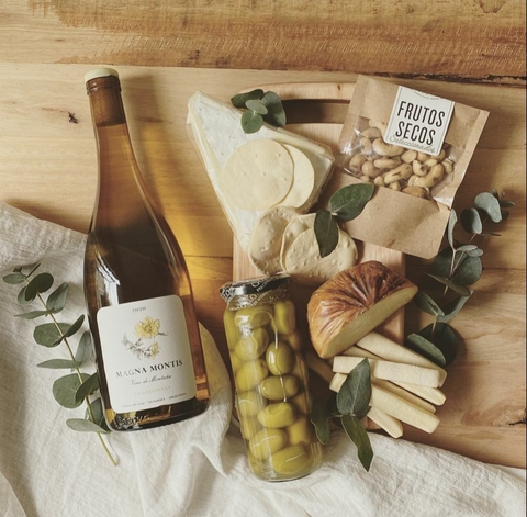 Tablita con vino, quesos y olivas
