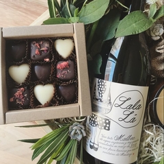 Set San Valentín con vino y bombones en internet