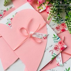 Convite de casamento floral envelope coração