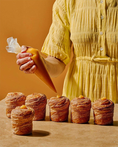 LUNE. EATING CROISSANTS ALL DAY, EVERY DAY - KATE REID en internet