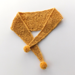 Mini Bufanda Pompones amarillo maíz - EntramadoSur. Moda infantil sostenible