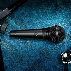 Shure PGA58-BTS Micrófono dinámico de voz con pedestal de piso - Potente y versátil, ideal para presentaciones en vivo y grabaciones