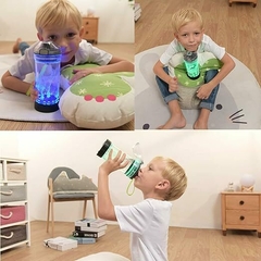 Imagen de Botella de agua para niños con luz LED de dinosaurio brillante en 3D – 14 oz