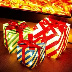 Juego de tres cajas de regalo iluminadas en internet