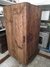 Antiguo baul de madera transformado en bodega bar