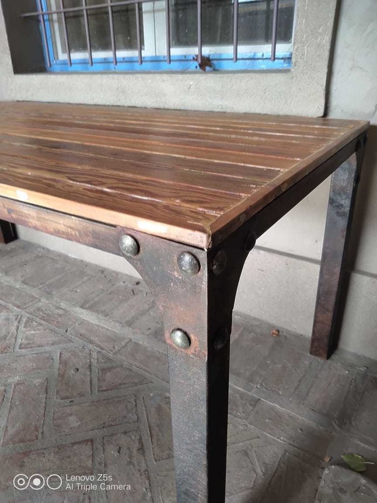 ✨Mesa hierro y Álamo con patas en - Buena Madera de Tigre