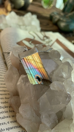 Amuleto Labradorita Arco-íris em Prata