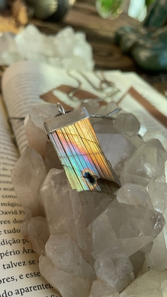Amuleto Labradorita Arco-íris em Prata na internet