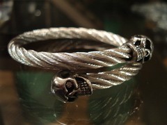 Pulsera Cable de acero & punteras de calaveras