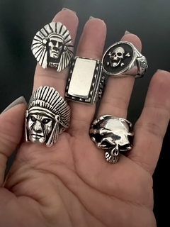 Anillo CALAVERA CON GARRA - comprar online