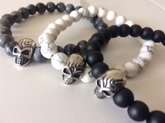 *Pulsera de PIEDRAS CON CALAVERA en internet