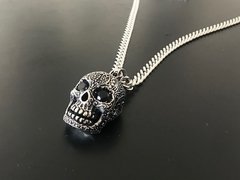 Dije CALAVERA GRABADA CON PIEDRAS