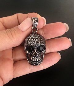 Dije CALAVERA GRABADA CON PIEDRAS