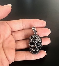 Dije CALAVERA GRABADA CON PIEDRAS en internet