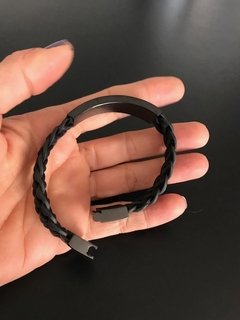 *Pulsera Cuero Trenzado NEGRO con chapa RAYADA