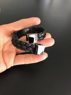 *Pulsera Cuero Trenzado NEGRO con chapa RAYADA