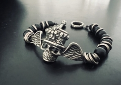 Imagen de Pulsera calavera con galera y piedras en los ojos