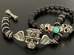 Pulsera calavera con galera y piedras en los ojos en internet