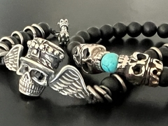 Imagen de Pulsera calavera con galera y piedras en los ojos