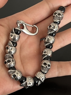 PULSERA SKULLS, PIEDRAS & MOSQUETON