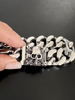 Pulsera GIGANTE CALAVERA CIERRE CAJON