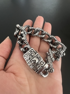 PULSERA CIERRE CALAVERA CON MUCHAS CALAVERAS