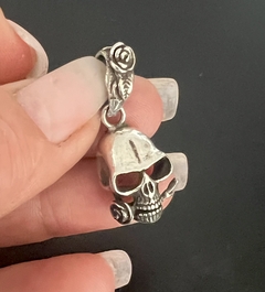 Dije CALAVERA CON ROSA - tienda online