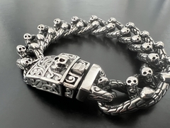 PULSERA CIERRE CALAVERA CON MUCHAS CALAVERAS