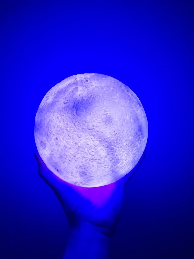 Lampara Velador Luz De Noche Astronauta Resina Luna Led Rgb