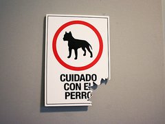 Cartel "Cuidado con el perro" en internet