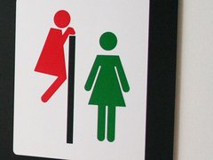Cartel "Toilet Mujer Mirona Gay" en internet