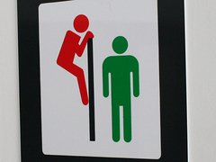 Cartel "Toilet Hombre Mirón Gay" en internet