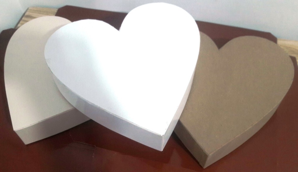 CAJA CORAZON DOS PIEZAS 25X25X5 CMS (copia)