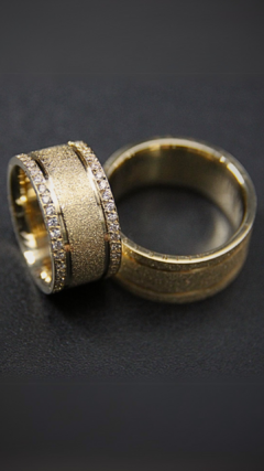 Par de Alianças Personalizadas em Ouro 18k com Zirconias na feminina