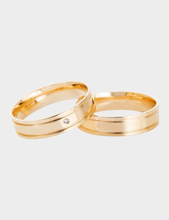 Par de Alianças de Casamento em Ouro Amarelo 18K com Frisos e Diamante 1 ponto na feminina