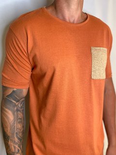 CAMISETA BÁSICA COM BOLSO - comprar online