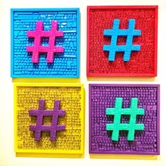 Hashtag violeta y amarillo en internet