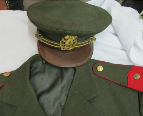 chaqueta del ejercito argentino con gorra años 1960 sastreria militar en internet